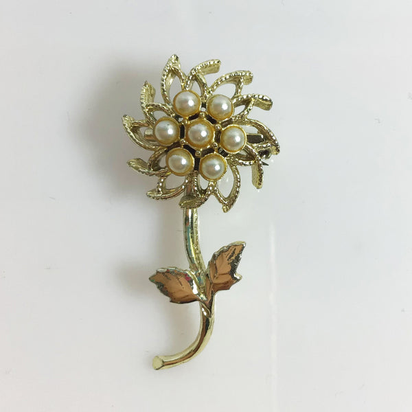 Gold tone single flower brooch with faux pearls 